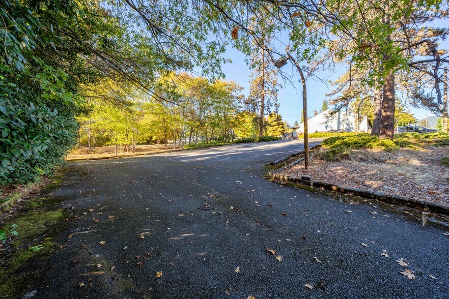 More Photos Of 700 NW Dimmick St, Grants Pass Specialty For Sale