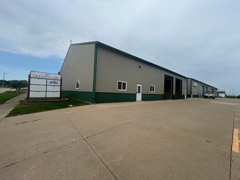 More Photos Of 416 Olympia Dr, Bloomington Warehouse For Lease