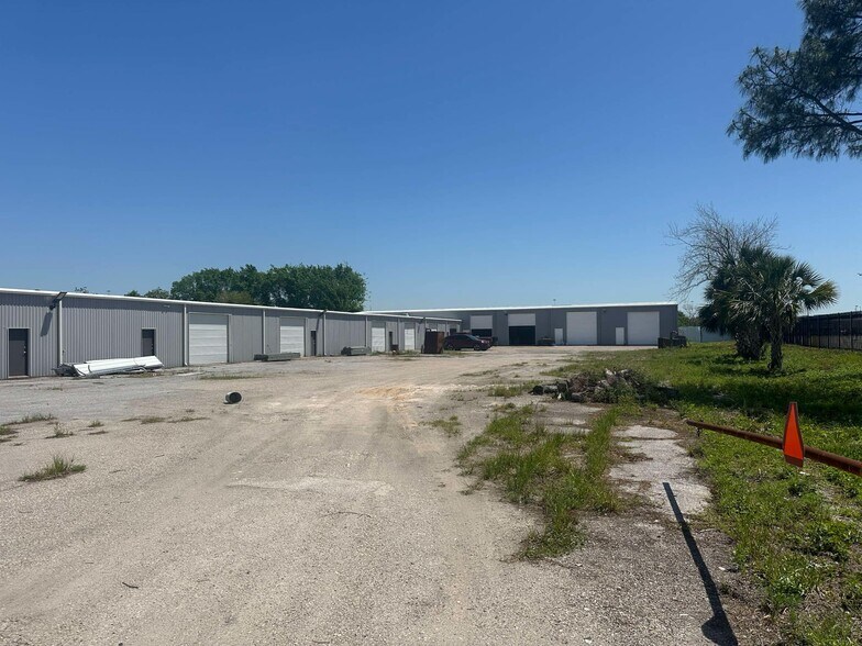 More Photos Of 9941A Rowlett Rd, Houston Warehouse For Lease