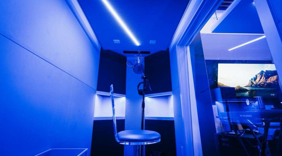 More Photos Of 5325 Topanga Canyon Blvd, Woodland Hills Office Residential For Lease