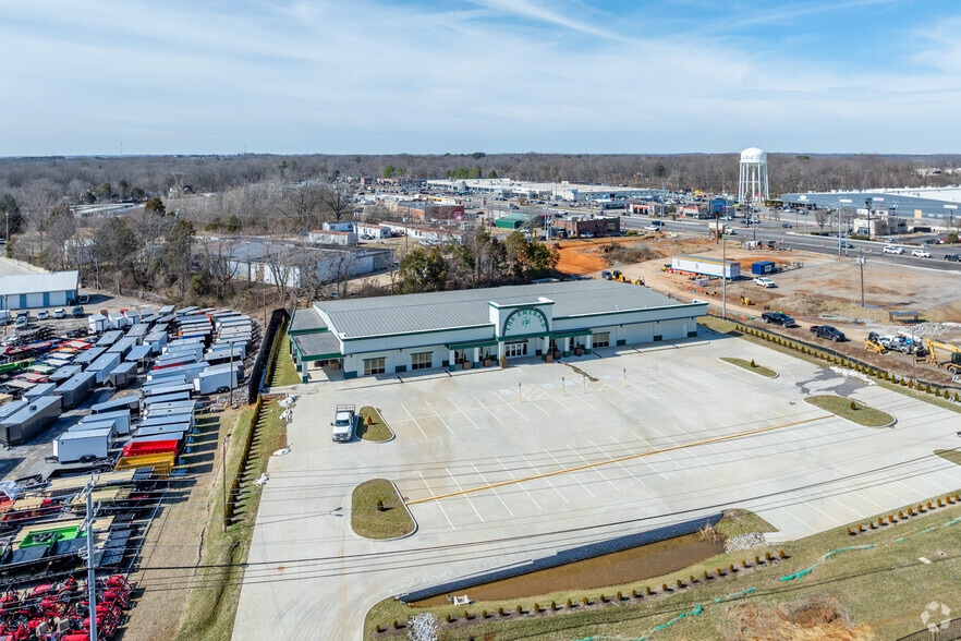 More Photos Of 2631 Highway 41A Byp, Clarksville Department Store For Lease