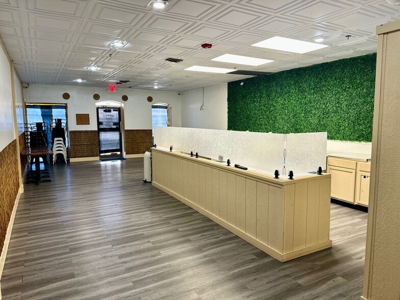 More Photos Of 211 E Court St, Seguin Storefront Retail Office For Lease