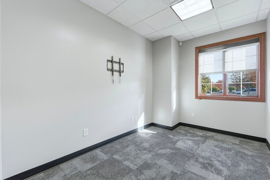 More Photos Of 2150 N Pointe Dr, Warsaw Office For Lease