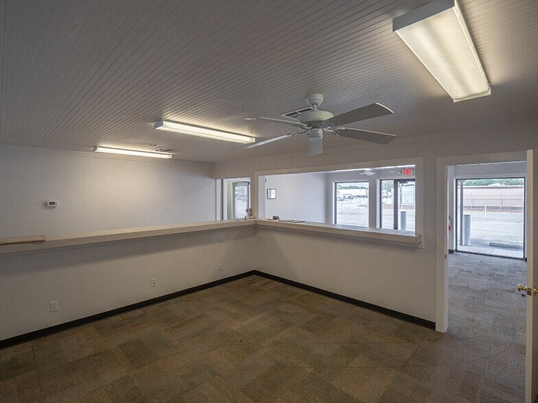 More Photos Of 108 McNutt Rd, Hutto Warehouse For Lease