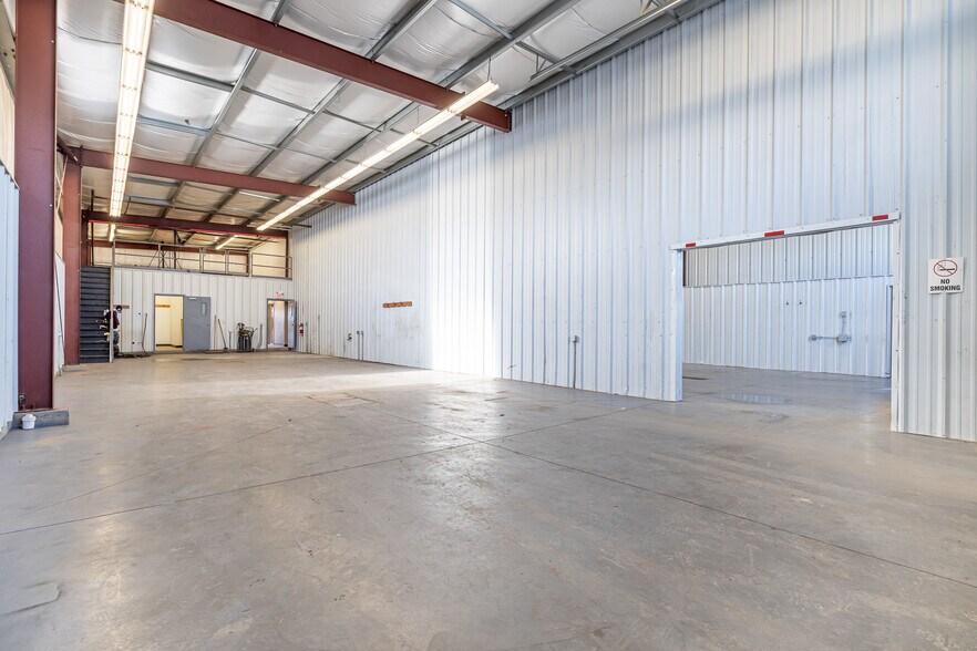 More Photos Of 4807 40 Av, Lloydminster Warehouse For Lease