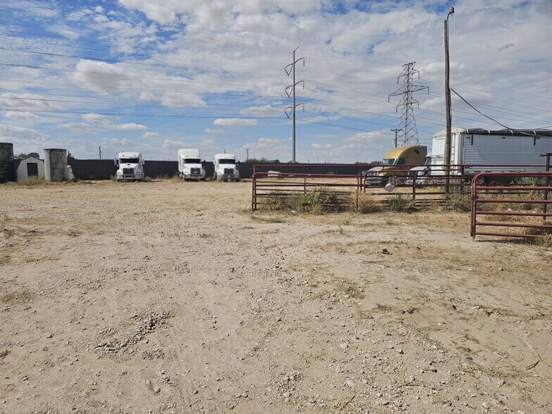 More Photos Of 11010 W Joan Dr, Odessa Warehouse For Lease