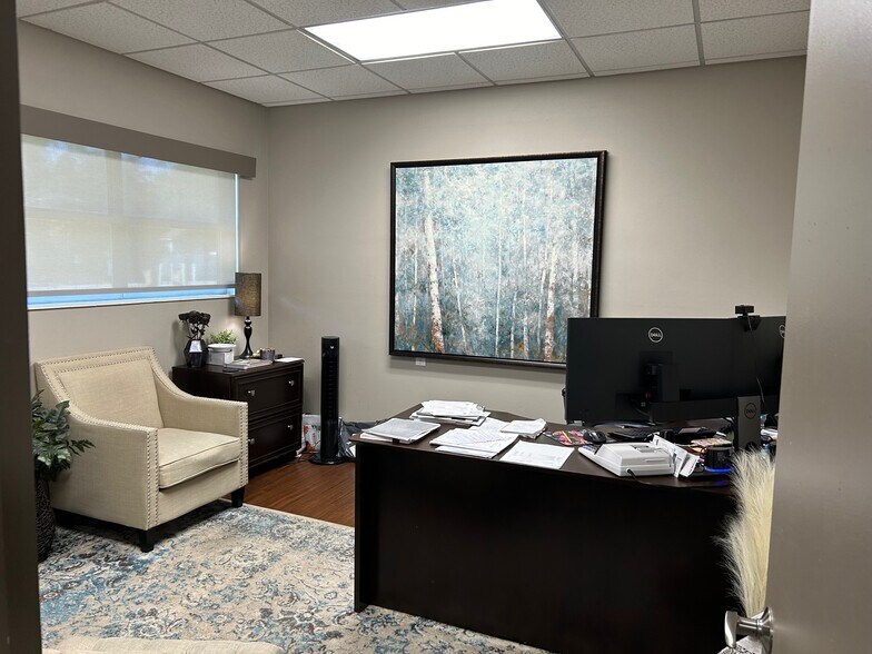 More Photos Of 798 SW Main Blvd, Lake City Office For Sale