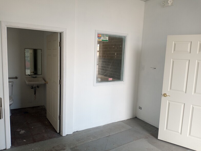 More Photos Of 4609-4621 W Belmont Ave, Chicago Auto Repair For Lease