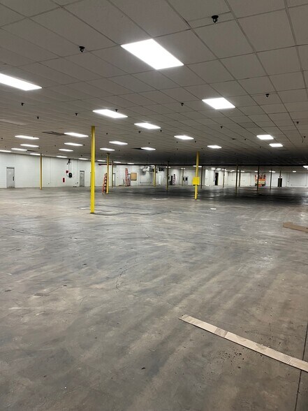 More Photos Of 2020 N Main St, Washington Warehouse For Lease