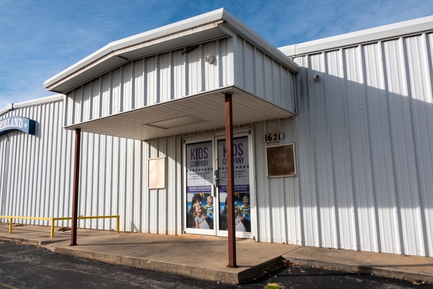 More Photos Of 1621 S Choctaw Rd, Choctaw Skating Rink For Sale