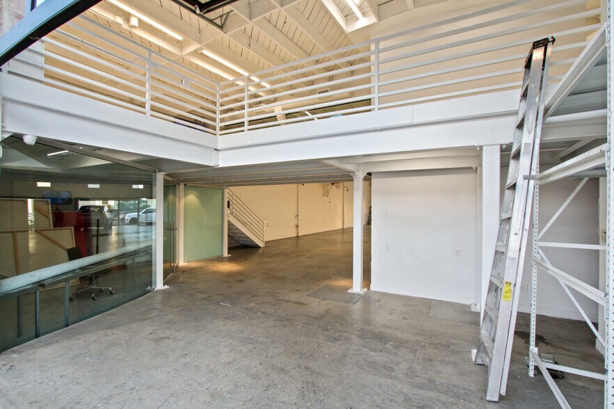 More Photos Of 165-171 S Robertson Blvd, Beverly Hills Storefront For Lease