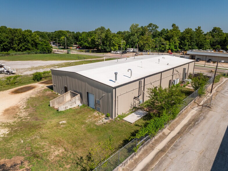 More Photos Of 535 W Poplar St, Fayetteville Warehouse For Lease