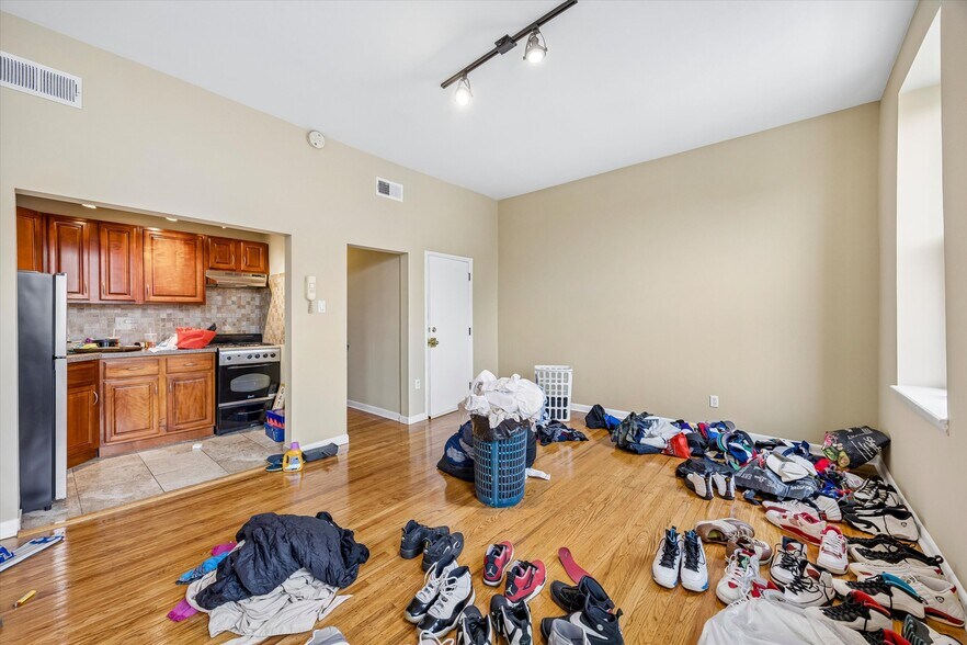 More Photos Of 1909 S Broad St, Philadelphia Office Residential For Sale