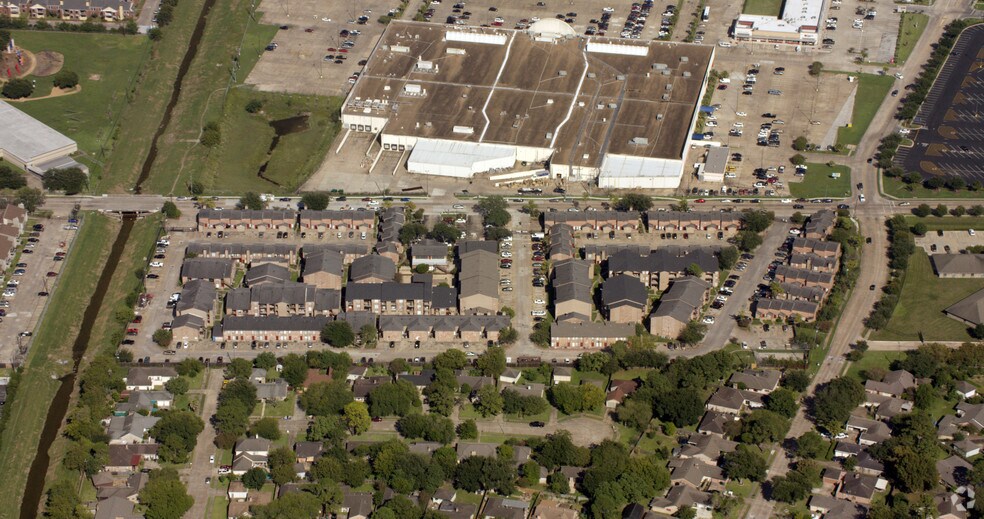 More Photos Of 8600 S Course Dr, Houston Apartments For Sale