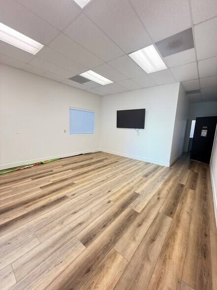 More Photos Of 215 W Ash St, Fallbrook Light Distribution For Lease