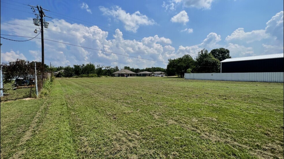 More Photos Of 2618 W Main St, Gun Barrel City Storefront For Sale