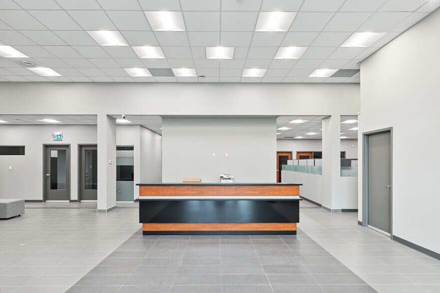 More Photos Of 665 Boul Clairevue O, St-Bruno-de-Montarville Light Distribution For Sale
