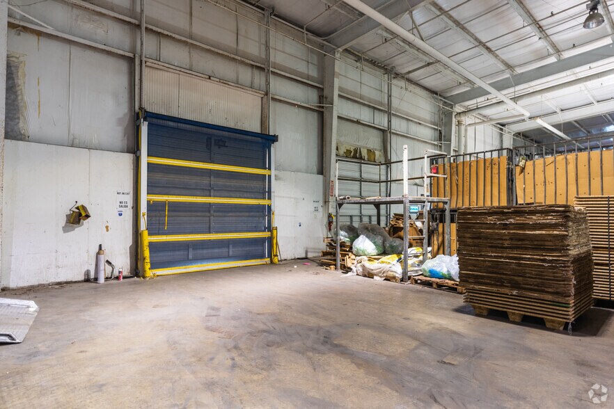 More Photos Of 715 S River Street, Calhoun Warehouse For Lease