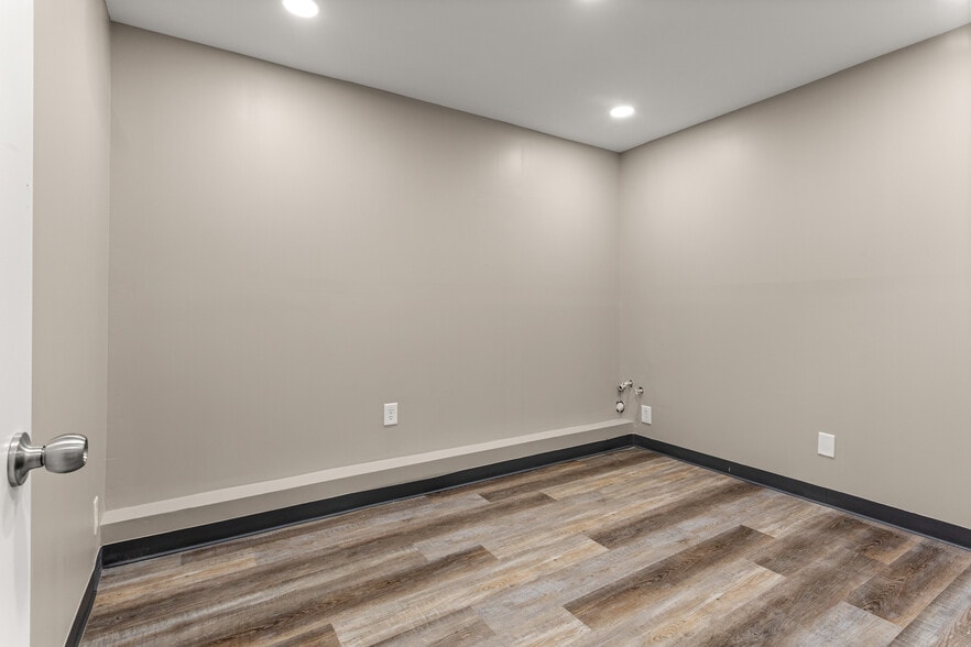 More Photos Of 18120 Mack Ave, Grosse Pointe Storefront Retail Office For Sale