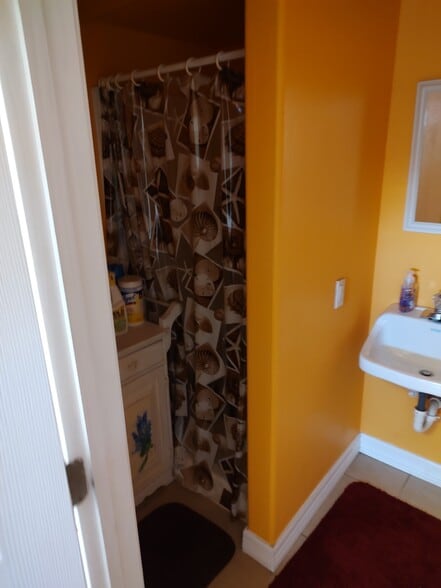 More Photos Of 4101 N Saint Marys St, Beeville Self Storage For Lease