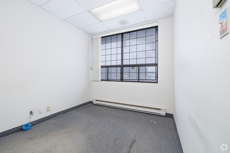 More Photos Of 90A-90F Boul Brunswick, Dollard-des-Ormeaux Warehouse For Lease