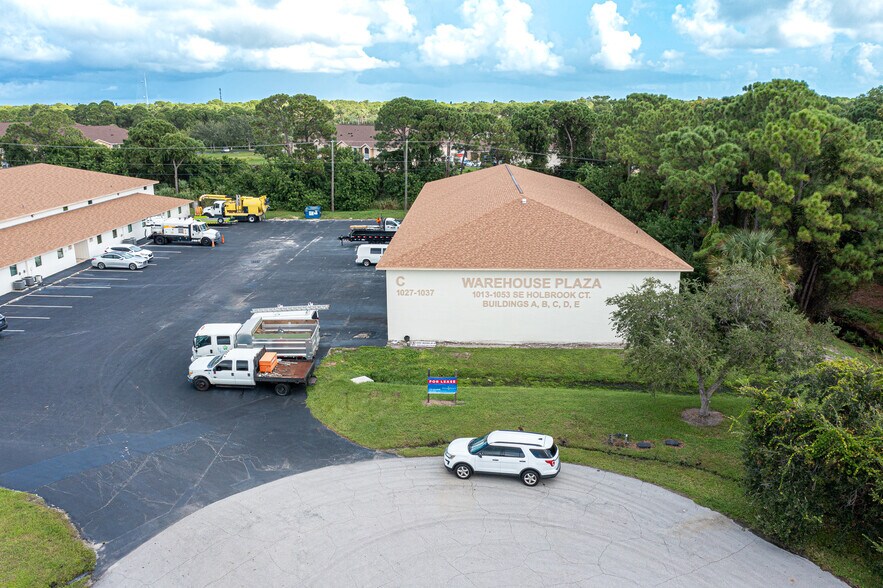More Photos Of 1053 SE Holbrook Ct, Port Saint Lucie Warehouse For Lease