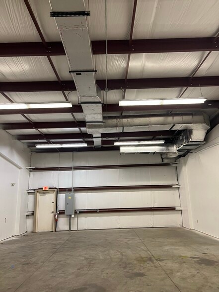 More Photos Of 2433 S 86th St, Tampa Warehouse For Lease