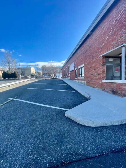 More Photos Of 30 S Water St, Greenwich Bank For Lease