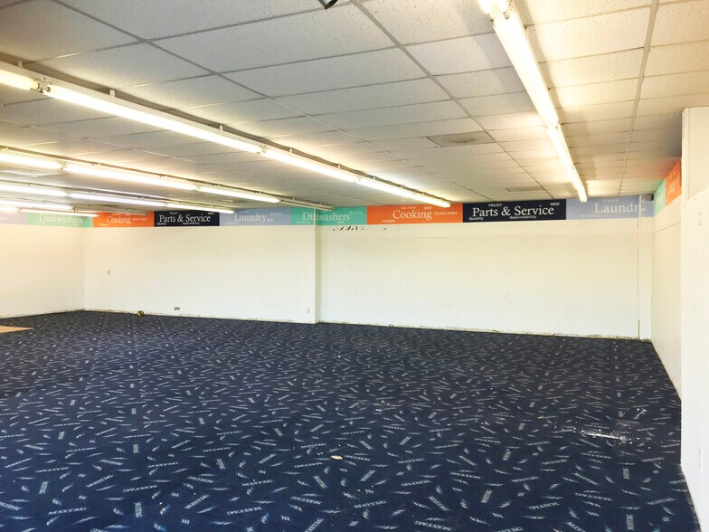 More Photos Of 2108 Paris Rd, Columbia General Retail For Lease