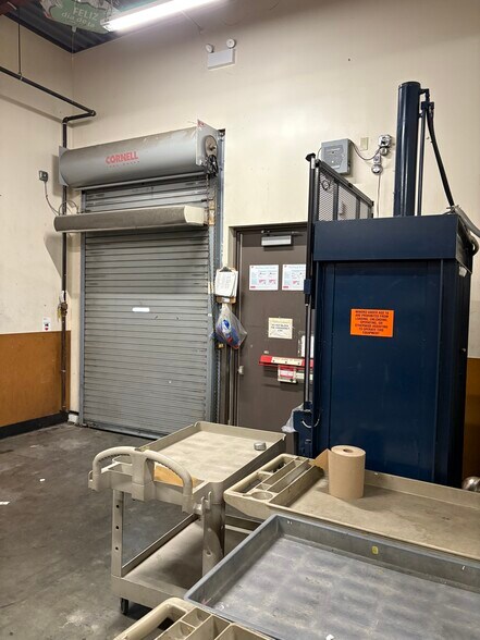 More Photos Of 14250 Prairie Ave, Hawthorne Freestanding For Lease