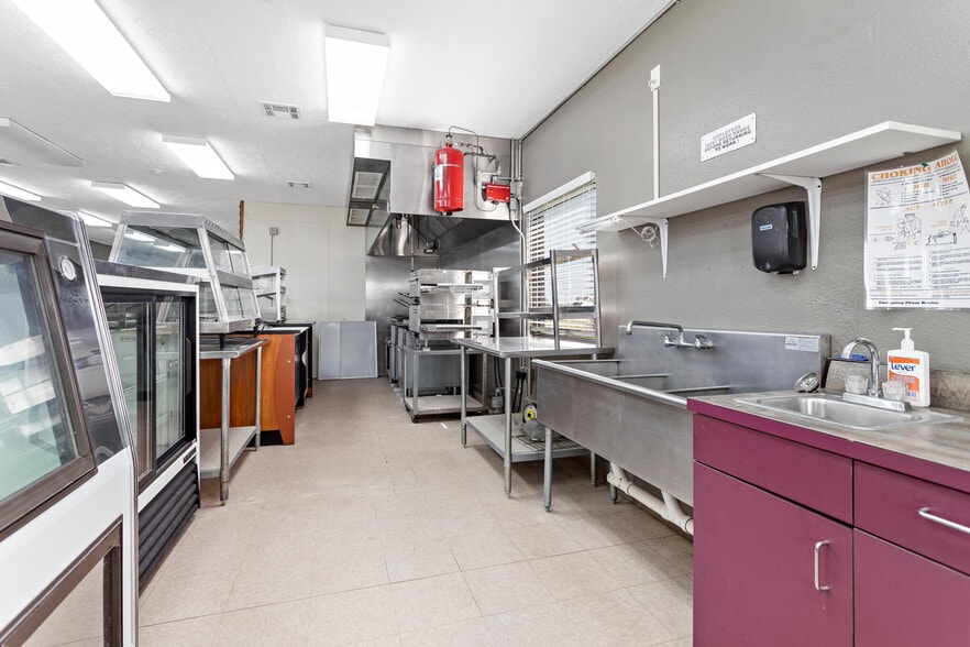 More Photos Of 5140 Gulfway Dr, Sabine Pass Restaurant For Sale