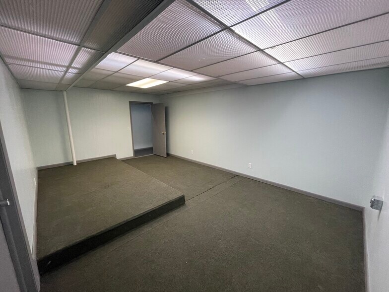 More Photos Of 5107 W University Blvd, Jacksonville Warehouse For Sale