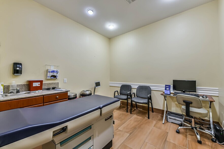 More Photos Of 1111 S Friendswood Dr, Friendswood Office For Lease