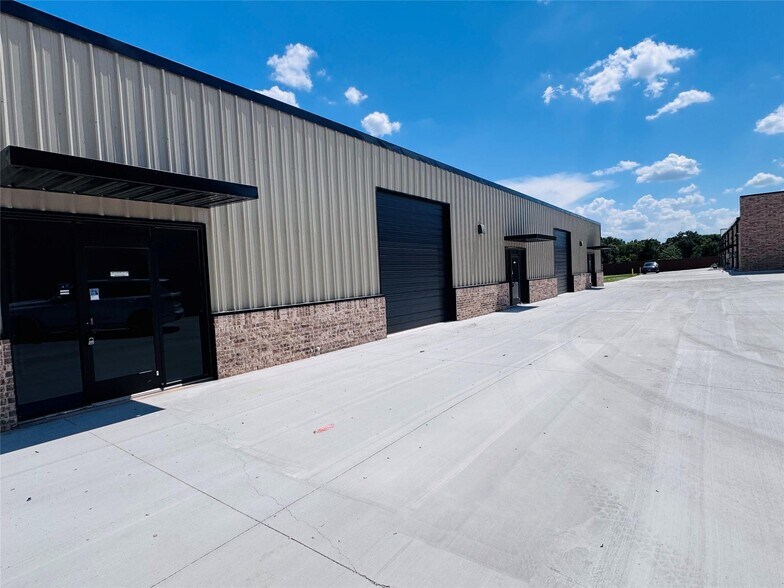More Photos Of 13008 S FM 730, Azle Flex For Lease