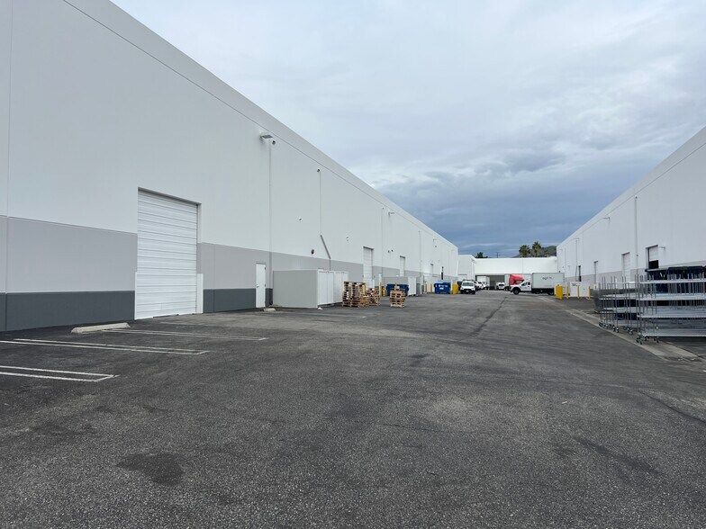More Photos Of 7595 N San Fernando Rd, Burbank Warehouse For Lease
