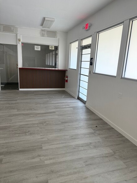 More Photos Of 8016 Arlington Expy, Jacksonville Hotel For Lease