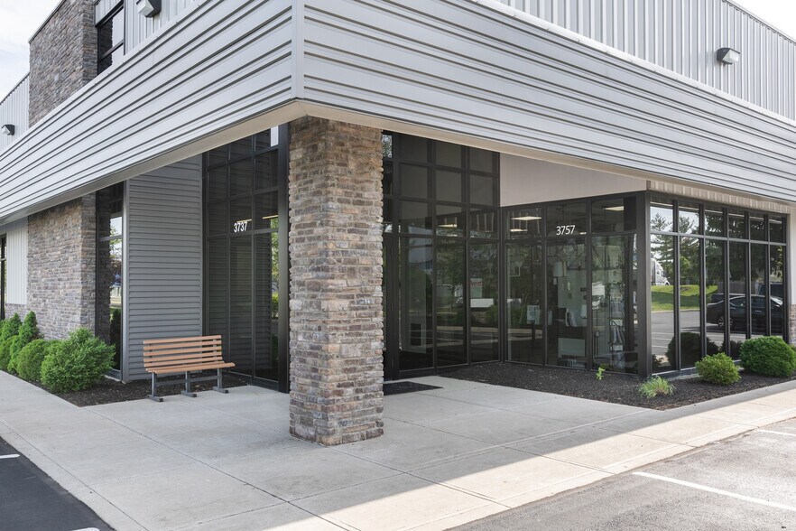 More Photos Of 3737-3757 Parkway Ln, Hilliard Showroom For Lease
