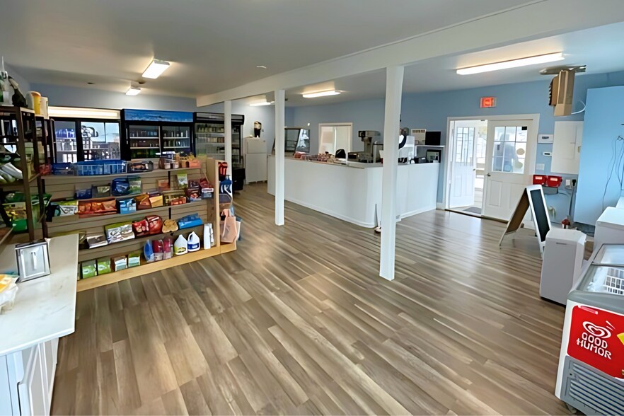 More Photos Of 6 Tepee St, Hampton Bays Marina For Lease