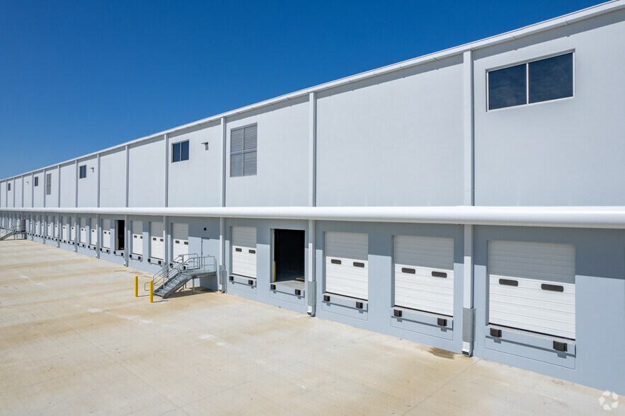 More Photos Of 6755 Maple Ave, Buford Distribution For Lease