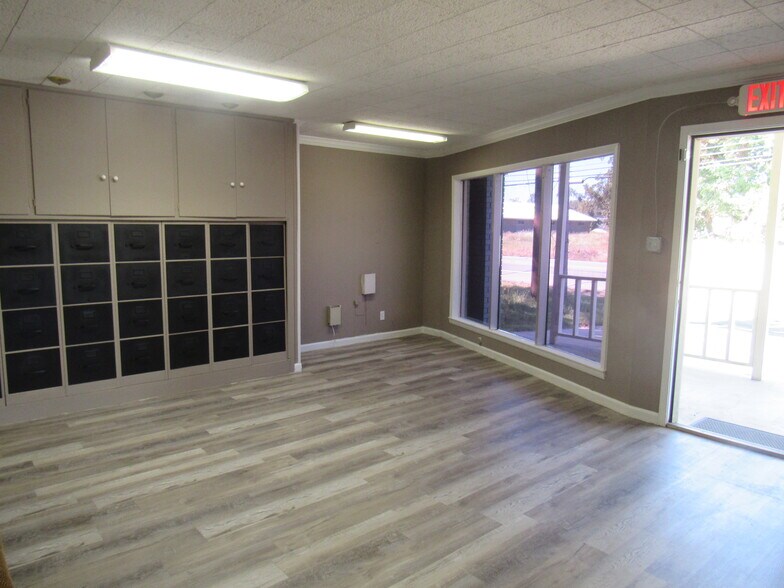 More Photos Of 1802 N Center St, Bonham Office For Sale