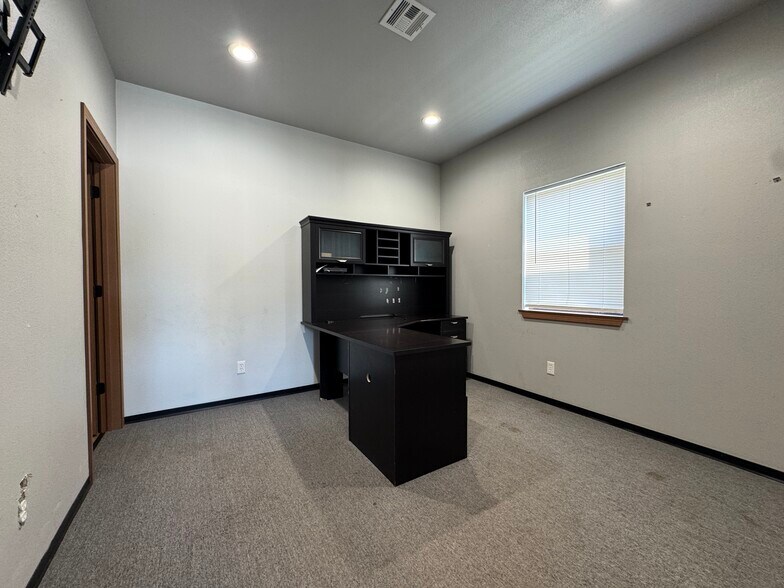 More Photos Of 165 Williams St, Tahlequah Industrial For Lease