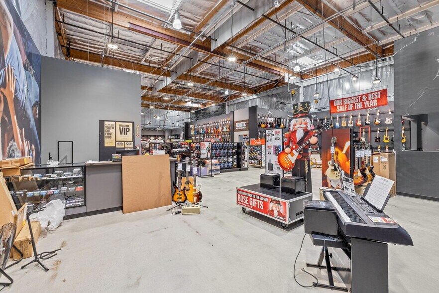 More Photos Of 5775-5785 Lindero Canyon Rd, Westlake Vlg, Westlake Village Warehouse For Lease