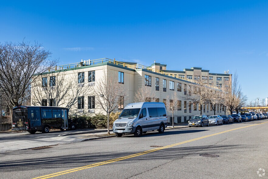 More Photos Of 5515 Little Neck Pky, Little Neck Skilled Nursing Facility For Lease