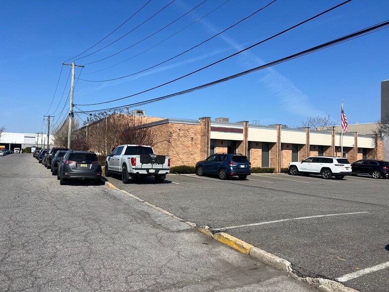 Primary Photo Of 940 Oyster Bay rd, Bethpage Industrial For Lease