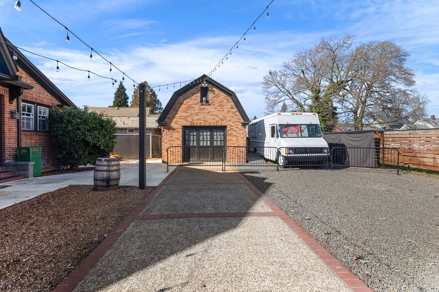 More Photos Of 883 SW Church St, Dallas Restaurant For Sale