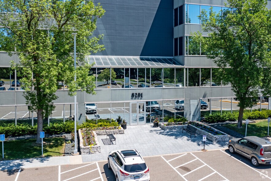 More Photos Of 8201 Norman Center Dr, Bloomington Office For Lease