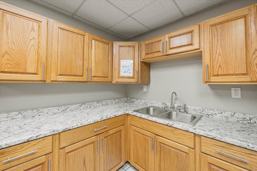 More Photos Of 905 E Broad St, Forney Manufacturing For Lease