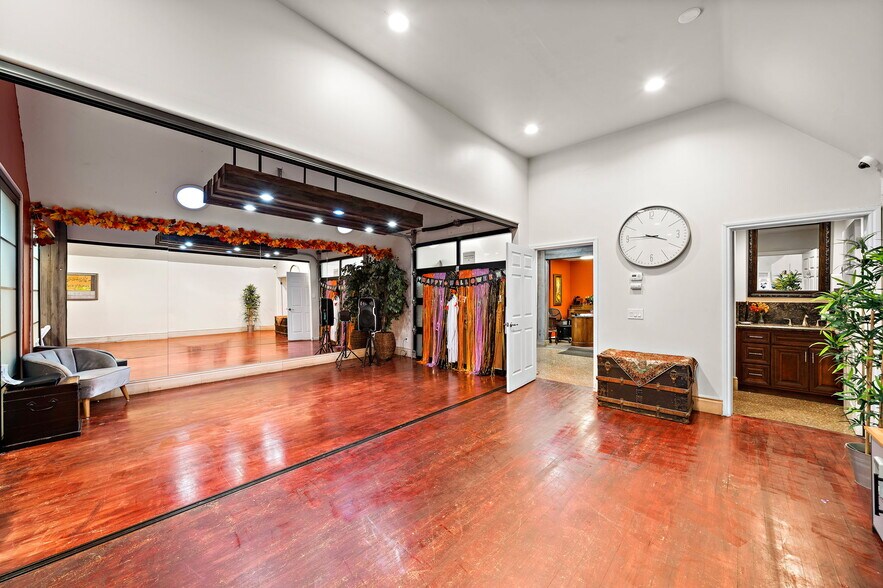 More Photos Of 23201 Orange Ave, Lake Forest Office For Sale