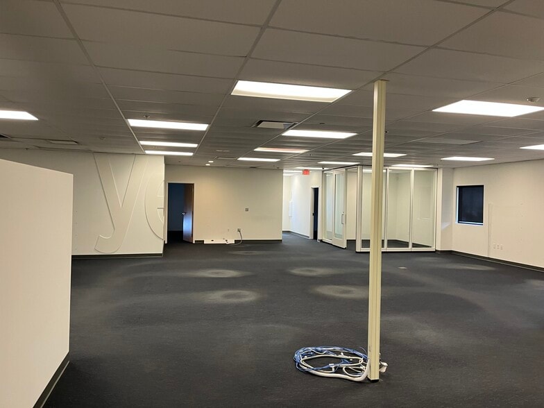 More Photos Of 310 N Yearling Rd, Columbus Showroom For Lease