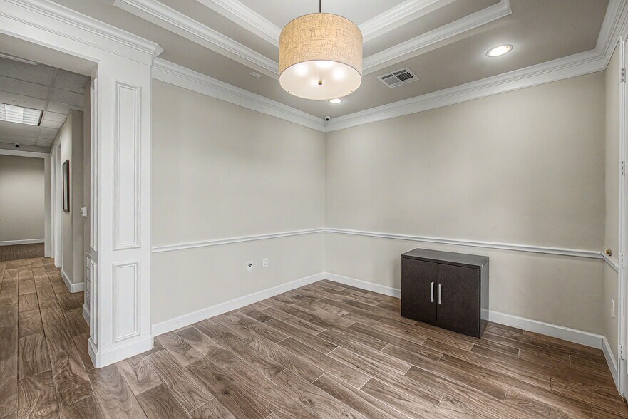 More Photos Of 633 E Fernhurst Dr, Katy Medical For Sale